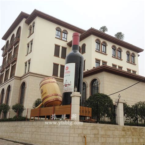 大型玻璃钢红酒瓶雕塑成为湖北宜昌酒庄一大标志-依塔斯景观空间