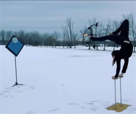 Orissa Kelly का शानदार स्टंट; हाथों पर खड़े होकर पैरों से चलाया जलता हुआ तीर, वीडियो देखकर कह ...