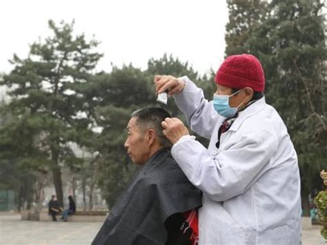 老人花10元剃头后满头伤口最新素材