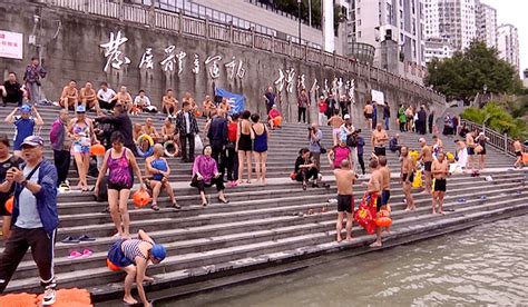 游泳协会140名会员齐聚乌江 用冬泳健身方式庆祝重阳节 - 共工日报网