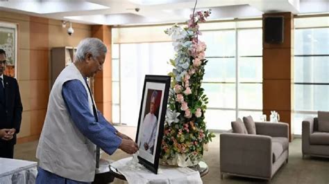 Bangladesh Chief Adviser pays tribute to Manmohan Singh at Indian High ...