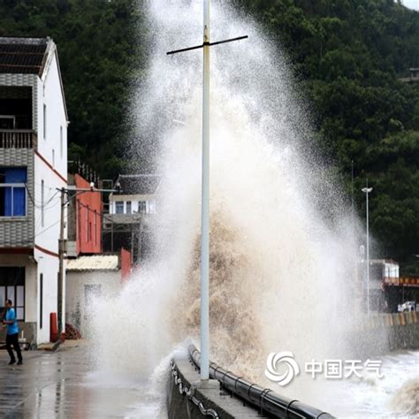 台风“烟花”逼近浙江台州 海水掀巨浪-图片-中国天气网