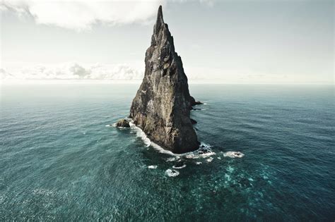 Ball's Pyramid Ocean Island - Majestic Sea Spire HD Wallpaper