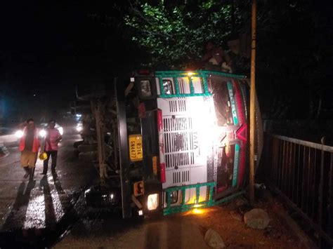 Thane: Two container trucks overturned at Ghodbunder Road