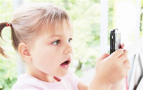 孩子长时间玩手机伤害的不仅是眼睛 还有更严重的 - 每日头条
