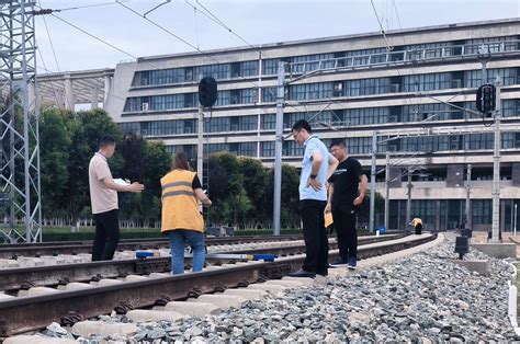 【微观三伏】铁路线路工烈日下守护铁路安全_央广网