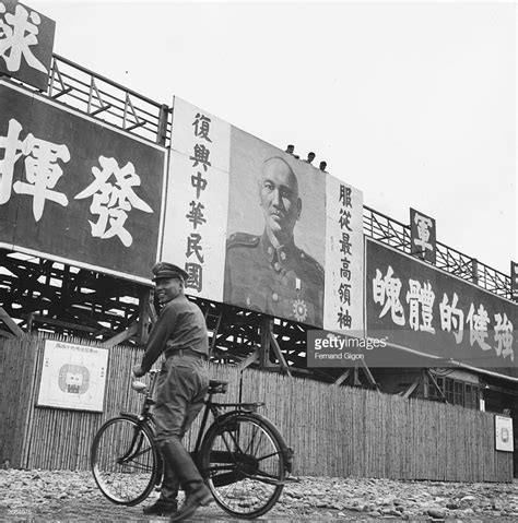 解放前夕领取救济金的上海市民_老照片图库_中国历史网