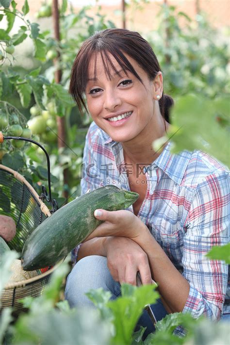摘黄瓜的女人高清摄影大图-千库网