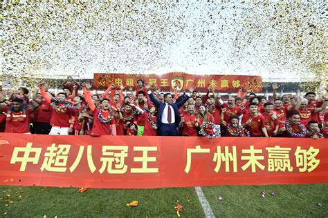 组图：广州恒大夺得2015亚冠冠军 众将士高举奖杯--体育--人民网