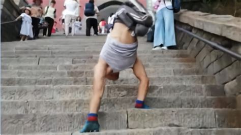 残疾男子倒立爬泰山10小时登顶_凤凰网视频_凤凰网
