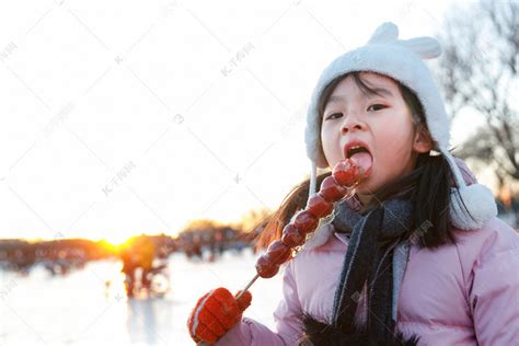 快乐的小女孩吃糖葫芦高清摄影大图-千库网