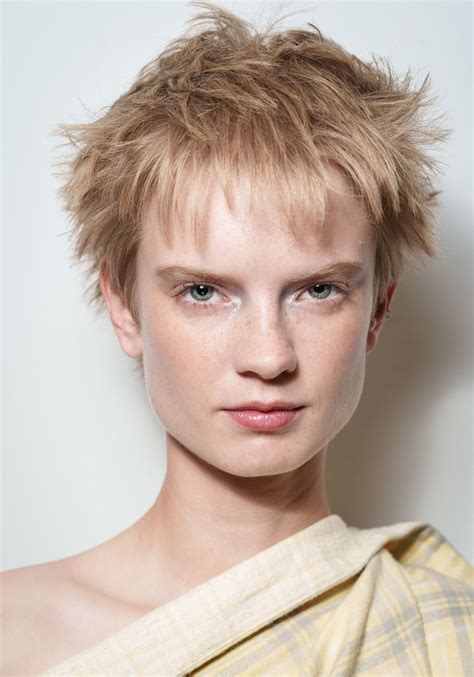 Tinkerbell Haircut: Warum der Kurzhaarschnitt 2026 Trend bleibt