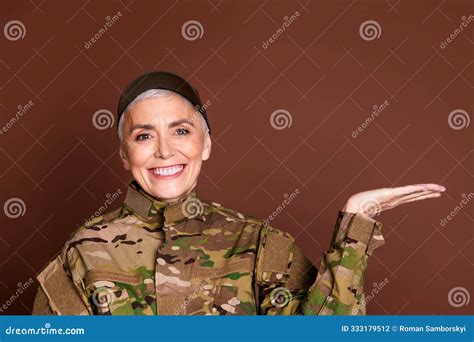 Photo Portrait of Attractive Mature Woman Army Soldier Hold Empty Space ...