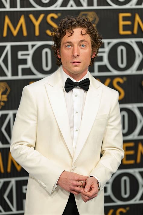 Emmy 2024, Jeremy Allen White e le altre star sul red carpet | Vanity ...