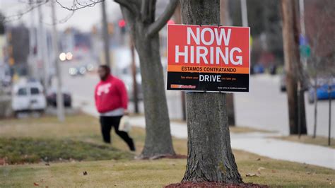 What are the highest paying jobs and industries in Milwaukee?