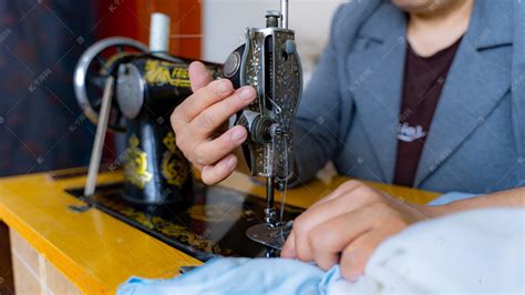缝制衣服八十年代裁缝师室内做衣服摄影图配图高清摄影大图-千库网