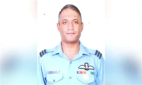 హెలికాప్టర్‌ క్రాష్‌లో.. ప్రాణాలతో బయటపడిన కెప్టెన్‌ వరుణ్‌ సింగ్ ...