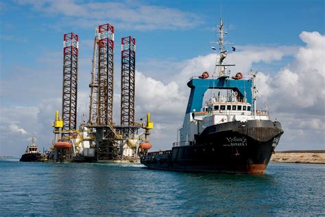 Suez Canal Authority successfully navigates large rig - VesselFinder