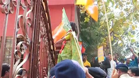 BJP stages 'mosquito net-protest' in Bhubaneswar; slams BMC ...