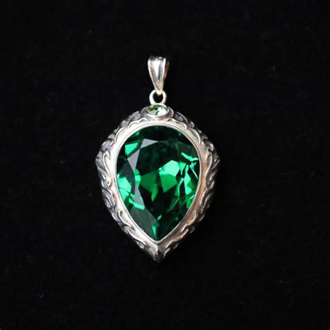 [Magic Jewel Shield]（魔法石の盾） クリスタルの色を選べる盾のペンダントトップ | Early Moon Magic ...