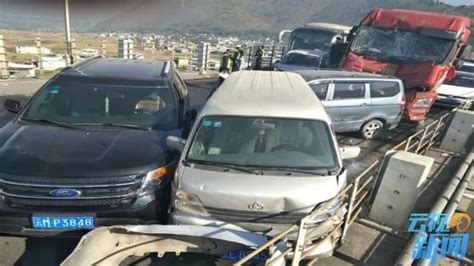 救护车高速上撞护栏致5人受伤，多车躲避时连续追尾