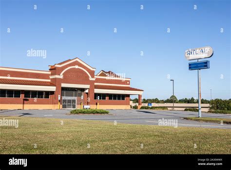 Building Closed Sign 的图像结果