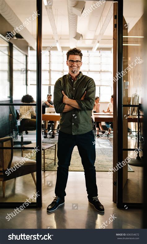 People Standing in Office 的图像结果