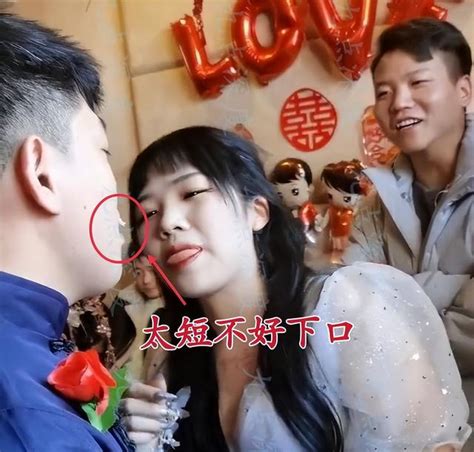 固始县伴娘(河南：婚礼上玩嘴对嘴传纸片，伴郎捉弄伴娘，伴娘急得伸出舌头) - 【爱喜匠】