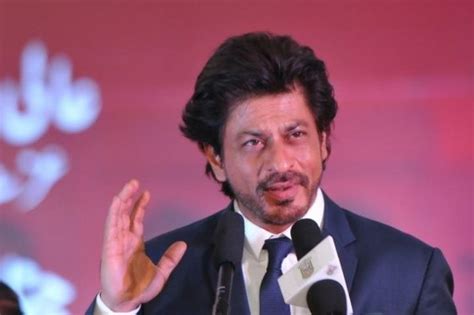 11 Inspiring Acts Of Generosity By Shah Rukh Khan Which Prove He's A ...