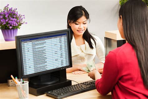 Bank Using Computer 的图像结果