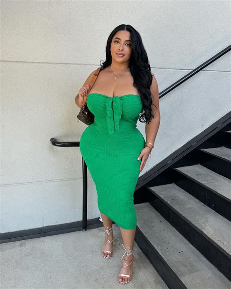 Tania Rubio | Meet me for brunch 🍀🍀🍀🍀 @FashionNovaCurve 🔎Christine Maxi Dress - Kelly Green ...
