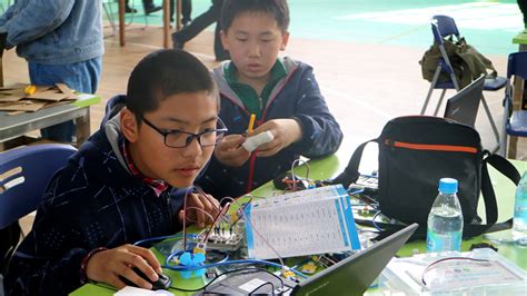 2018年度四川省中小学电脑制作活动机器人现场竞赛在南高举行