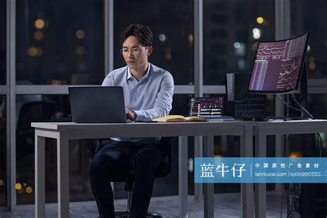 金融分析师在公司加班-蓝牛仔影像-中国原创广告影像素材