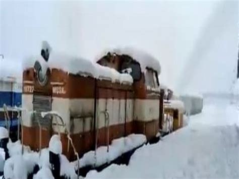Srinagar: Railway workers carrying out track maintenance operations ...
