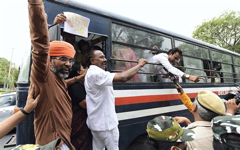 Congress workers detained ahead of Rahul's appearance before ED