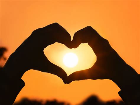 Download wallpaper 1600x1200 hands, fingers, heart, sun, sunset ...