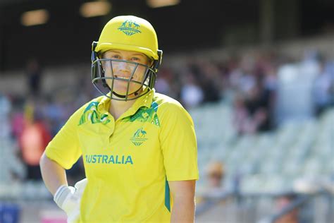 Alyssa Healy waits to have a go | ESPNcricinfo.com