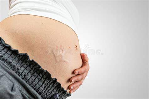 有一婴孩handprint的孕妇在她的肚子 库存照片. 图片 包括有 预期, 女性, 爆沸, 幸福, 预计 - 39571382