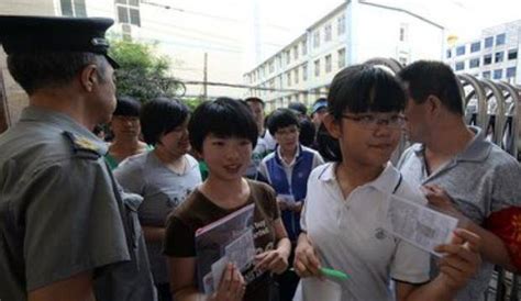 杭州男生第一位走出高考考场，被记者围住吓懵：祝我生日快乐_新浪新闻