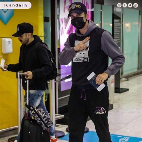 Nudes Brasil on Twitter: "RT @luandaily: Mais alguns clicks do @luansantana no aeroporto ontem ...
