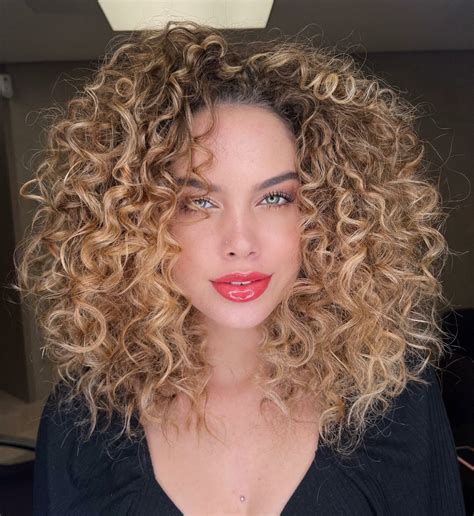 33+ Caramel Highlights On Dark Curly Hair That Are Breaking The Internet