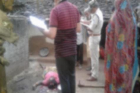 VIDEO: घर पर अकेली काम कर रही महिला की फावड़ा मारकर हत्या - brutal ...