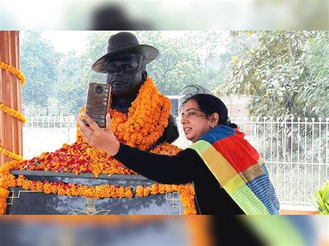 wife take selfie with statue of Martyr Colonel MN Rai photo goes viral ...