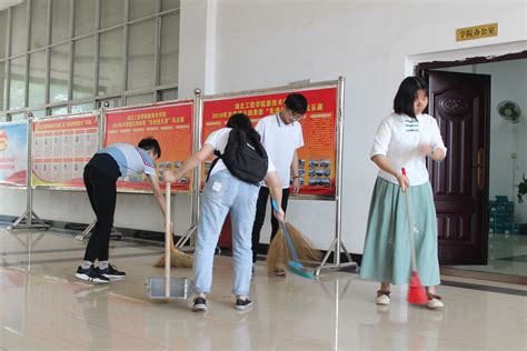 卫生大扫除 团员在行动-四川航天职业技术学院