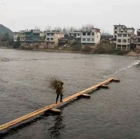 新宁这个村简易木桥被大水冲断，村民迫切希望再修一座新桥！_夫夷_过河_笔者