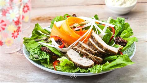 Salad with Chicken and Yogurt Dressing - tovima.com