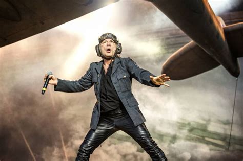 Nunca un cantante tan enfadado en un concierto: la pelea de Iron Maiden ...