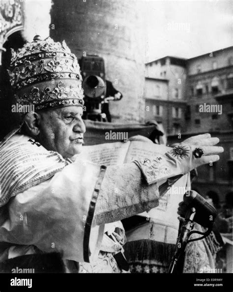 Pope John XXIII wearing the Triple Crown at St. Peters Basilica Stock ...