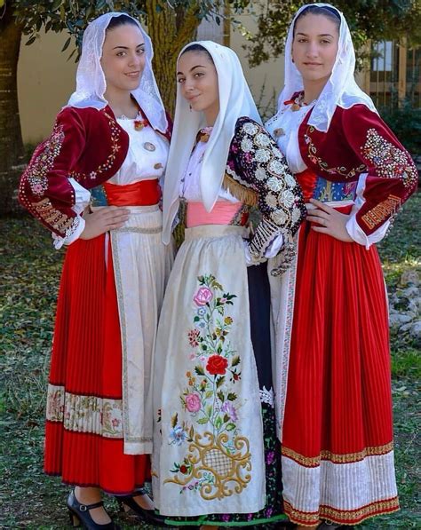 Épinglé sur Italy Costume Sardegna | Vêtements modestes, Femme du monde ...