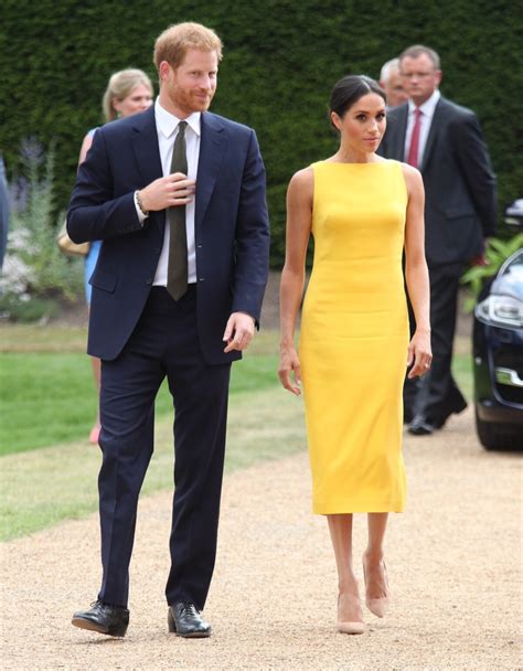 Foto: Meghan Markle combinou o vestido amarelo com scarpin nudes ...